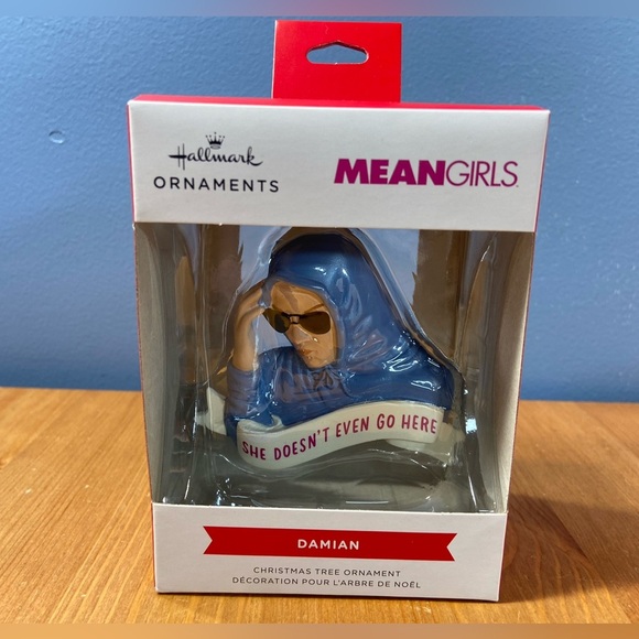Mean Girls - Hallmark - Damian “She doesn’t even go here.” Ornament - BNIB 📓🚌 - Picture 2 of 9